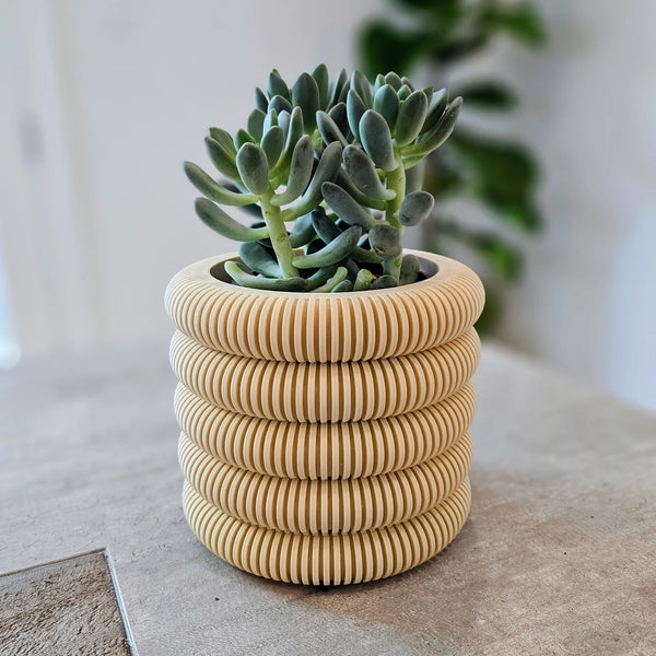 Ribbed plant pot with drip tray